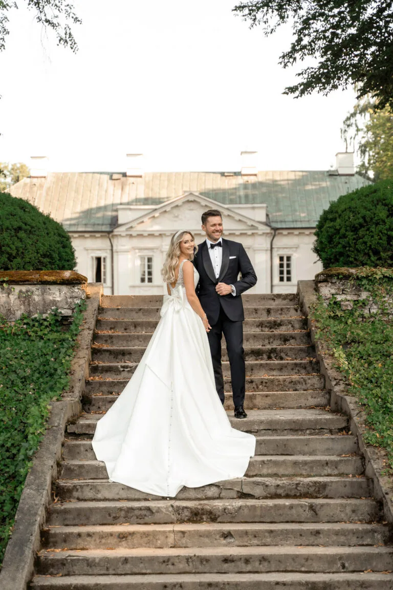 Ponadczasowa elegancja – sesja poślubna w Pałacu Mała Wieś
