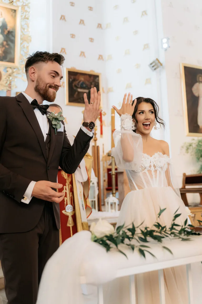 Zdjęcia ślubne Warszawa – para młoda podczas ceremonii w kościele, radosny moment przysięgi w stylu naturalnym, wesele Ląki i Pola.